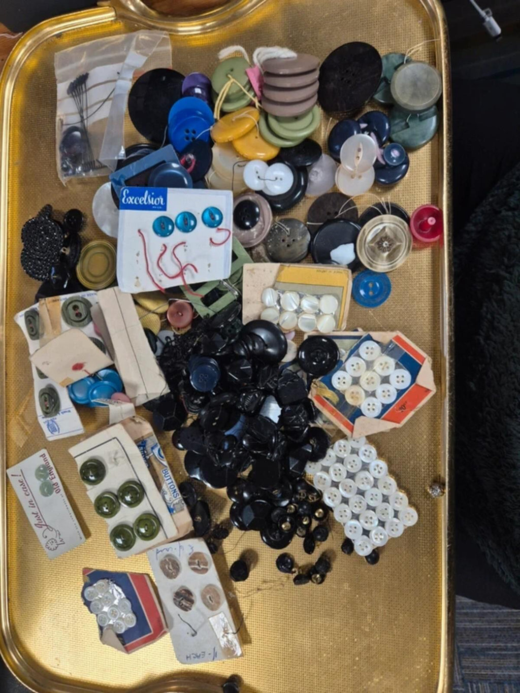 Bag of mixed vintage buttons