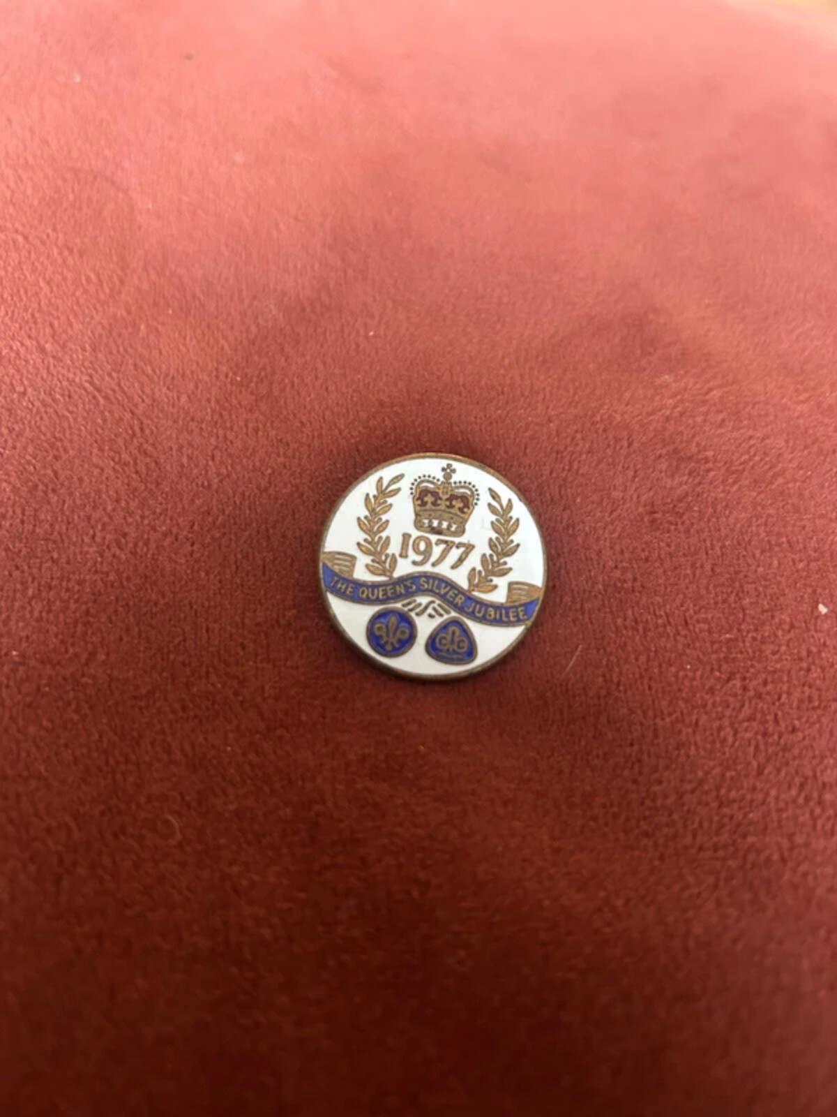 Queens Silver Jubilee Vintage Pin Brooch