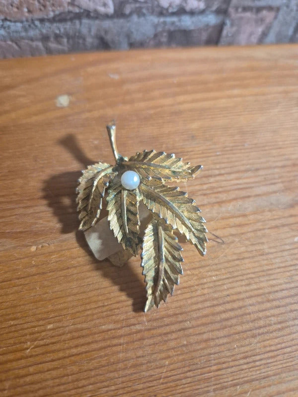 Gold tone leaf brooch
