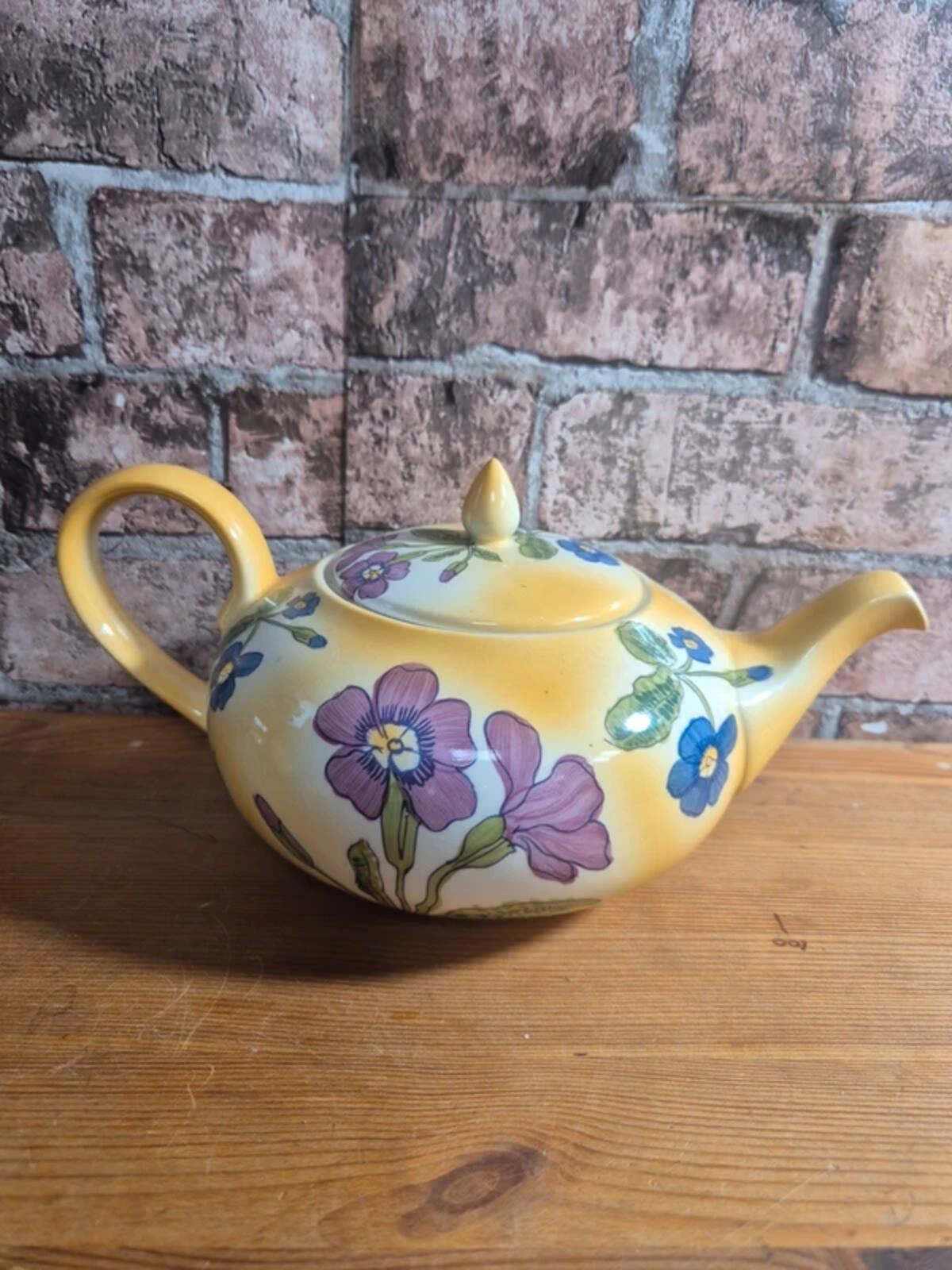 Poole Pottery 'Primula' teapot