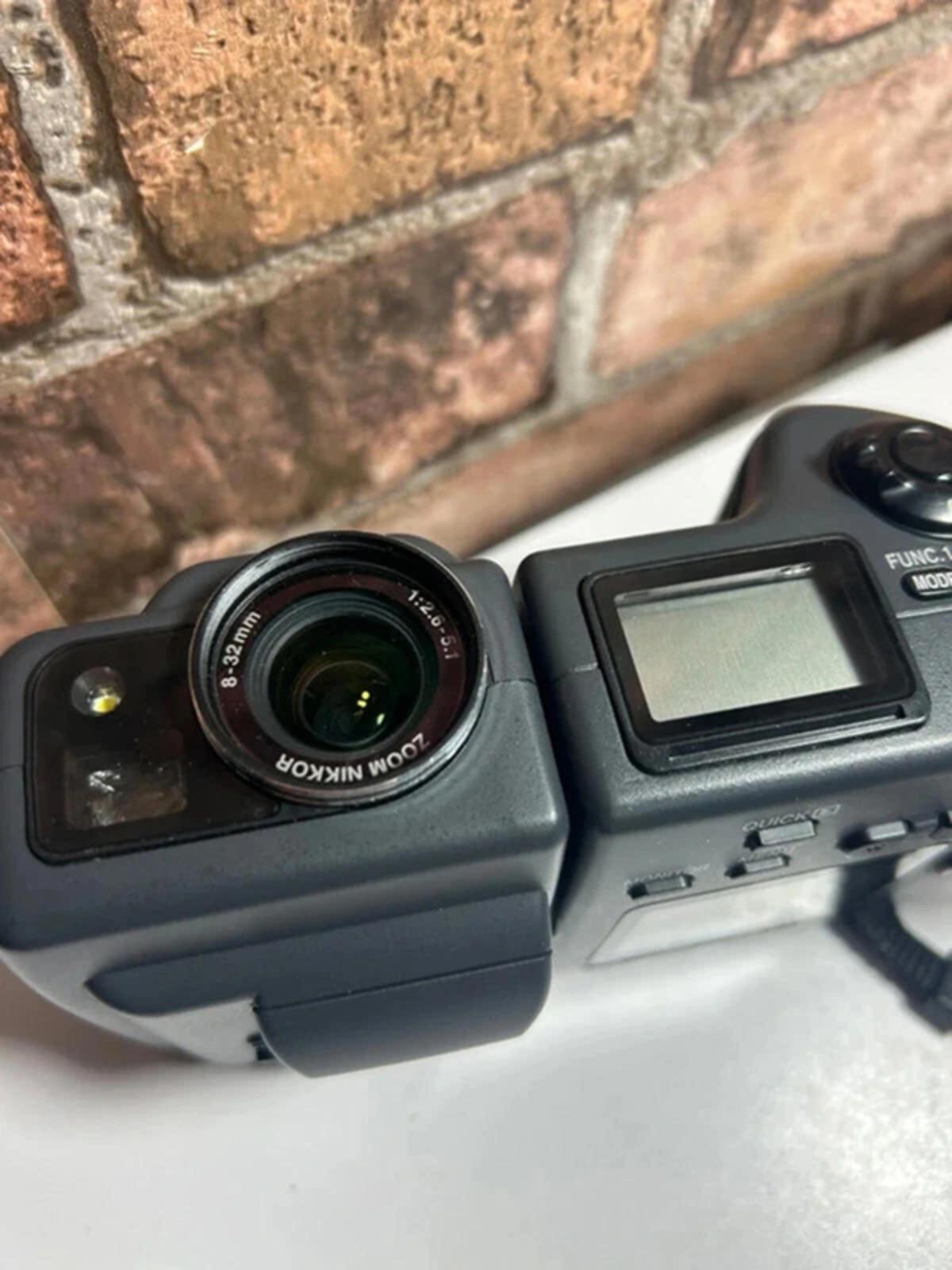 Nikon Coolpix 995 Camera