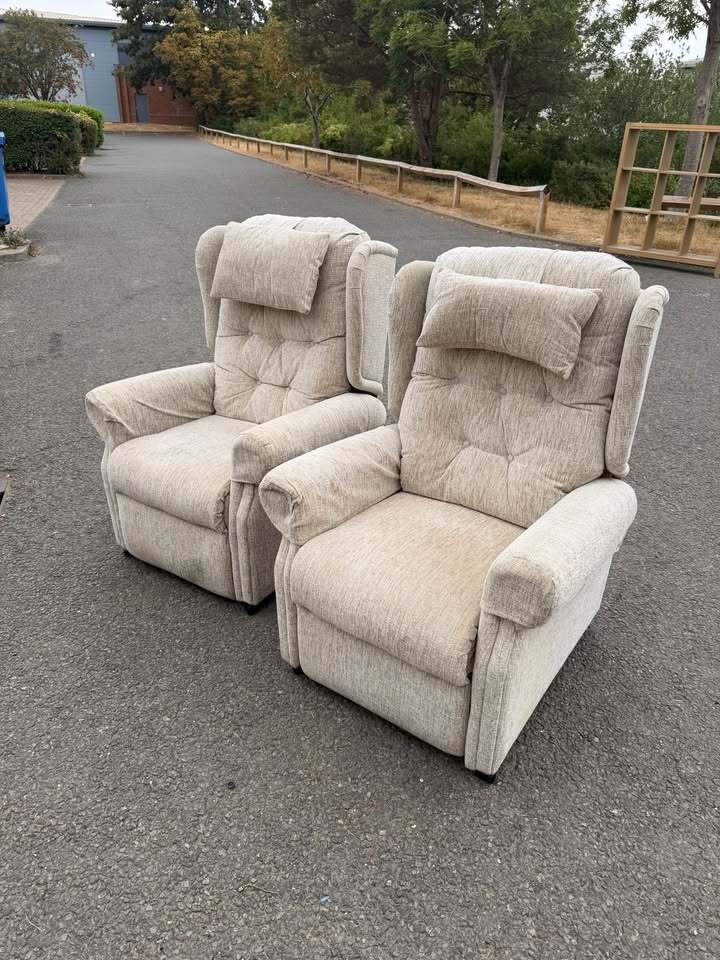 Oatmeal Rise and Recline Armchair