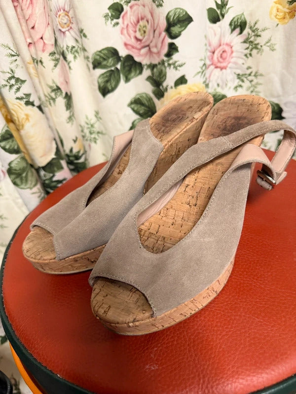 Lisa Kay Wedges - Size 6