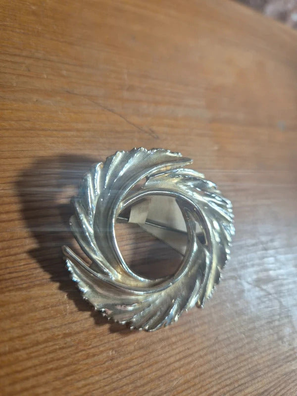 Circle brooch