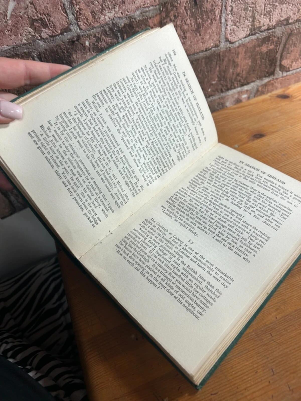 Vintage In Search of Ireland Green Book