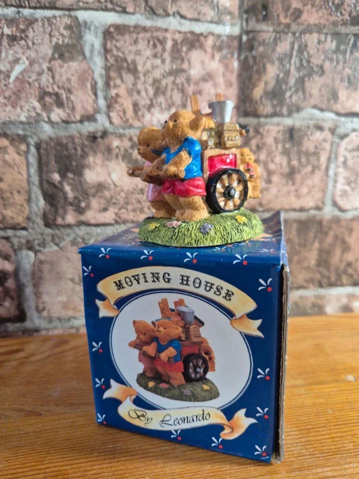 Leonardo 'moving home' bear ornament